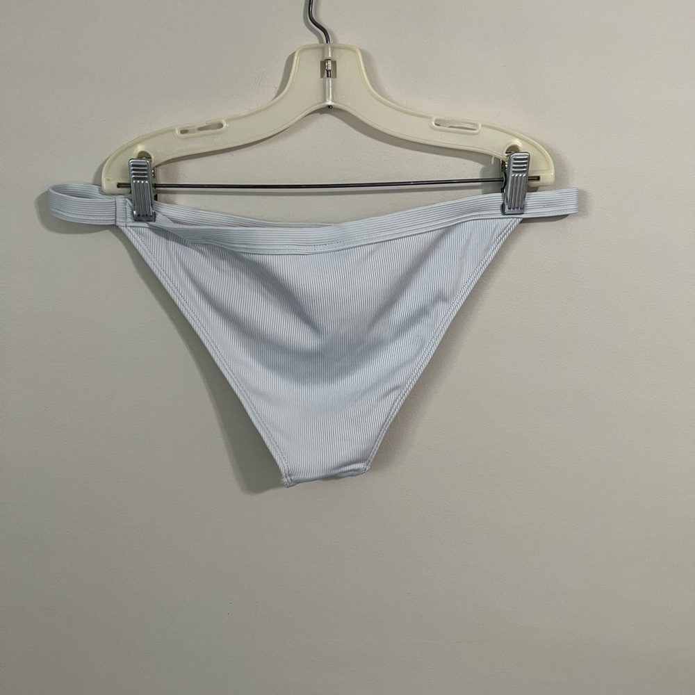Bikini - Picture 4 of 4